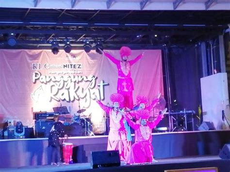 Abstrak komuniti orang asli di semenanjung malaysia merupakan masyarakat peribumi minoriti negara ini yang majoritinya masih mengamalkan cara hidup tradisional, iaitu merupakan masyarakat tani dan masyarakat desa. Panggung Rakyat bawakan persembahan kesenian Malaysia