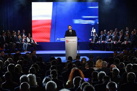 Marcin warchoł tłumaczy w nim, że rząd udzieli komisji informacji, jedynie wtedy, gdy przybędzie do naszego kraju z oficjalną wizytą. W Warszawie odbywa się konwencja Solidarnej Polski ...