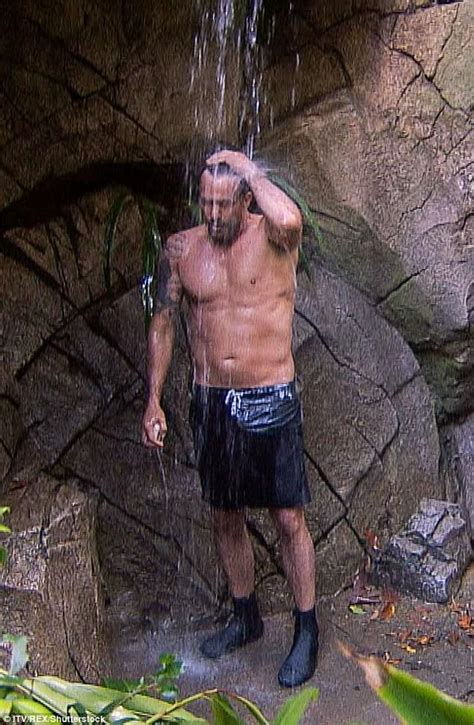 Im A Celebrity Jamie Lomas Takes Jungle Shower Daily Mail Online
