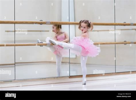 Kleines Mädchen Tanzt Ballett Stockfotos Und Bilder Kaufen Alamy