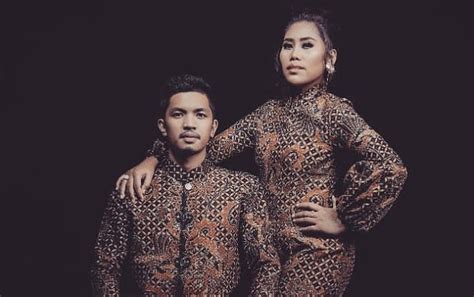 Ada sofa kayu di rumah evi masamba. Evi Masamba Hapusi Foto Suami dan Siap Jadi 'Janda', Mau Cerai Karena Arif Berhati Buruk?
