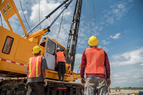 5 Crucial Pieces Of Heavy Construction Equipment For Contractors