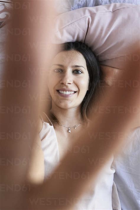 Porträt Einer Lächelnden Jungen Frau Auf Dem Bett Liegend Mit Siegeszeichen Ansicht Von Oben