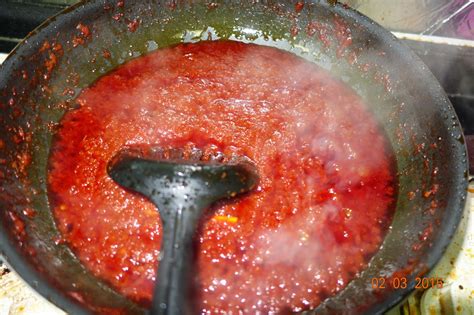 Panaskan sedikit minyak dalam kuali, tumis buah pelaga, kulit kayu manis, serai dan bunga lawang. kay hussin: Resipi Ayam Masak Merah