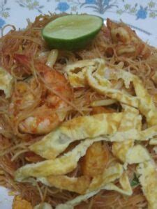 Siapkan wok atau wajan besar, tumis bawang merah dan bawang putih menggunakan olive oil, atau minyak goreng biasa kalau tidak ada. Resepi dan Cara Membuat Bihun Goreng Siam untuk anda seisi ...