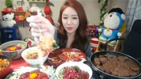 South Korean Woman Makes 9000 A Month By Eating In Front Of Webcam