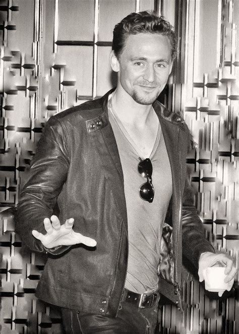 Hiddles Rockin A Leather Jacket And Carrying A Teacup So British Tom Hiddleston Tom