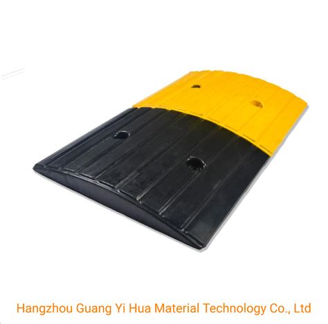 Yellow Black Rubber Speed Hump 350mm Type Speed Bump For Road Safety