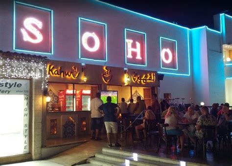 ويمتاز سوهو سكوير شرم الشيخ بمجاورته لمطار شرم الشيخ الدولي وبقربه من المعالم الطبيعية البارزة في شرم شيخ مثل محمية رأس محمد والسواحل والوجهات البحرية الرائعة، وغيرهم العديد من الأماكن السياحية المميزة في شرم الشيخ. افضل 7 انشطة عند زيارة منطقة سوهو سكوير شرم الشيخ - رحلاتك