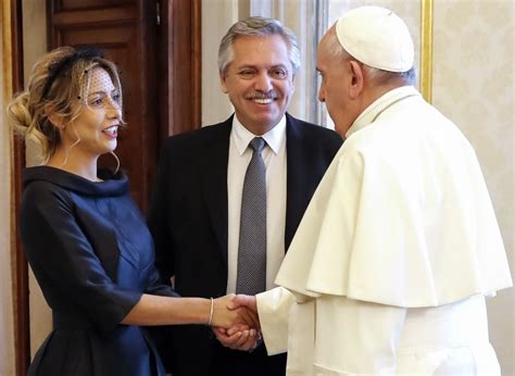 97,073 likes · 69,892 talking about this. Caras | Fabiola Yañéz dio cátedra de elegancia con su atuendo para visitar al Papa Francisco