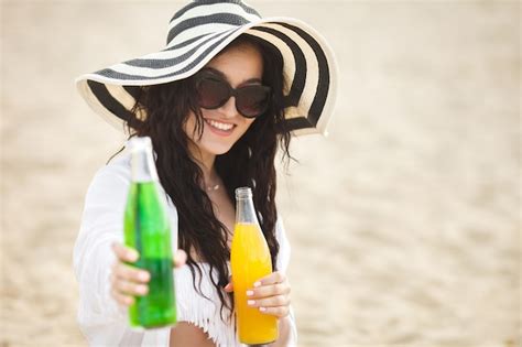 Mujer Atractiva Joven En La Playa Relajante Mujer Bonita Con Sandía