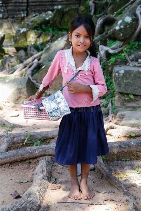 Siem Reap Angkor Watcambodia Circa August 2015 Young Girl Sells