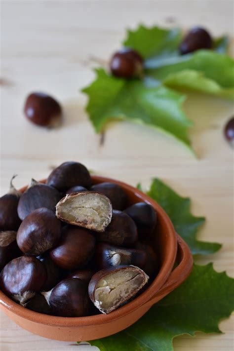 Finalmente è arrivato il periodo delle castagne e mi hanno regalato 2 kg di castagne fresche che in questo periodo. Castagne bollite ricetta facile | Castagne bollite ...