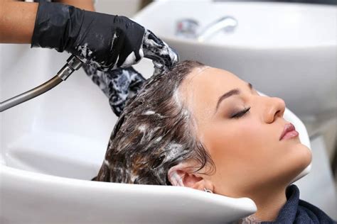 Cara melebatkan rambut bayi yang selanjutnya adalah dengan santan kelapa. Cara cuci rambut yang senang cincau tepat padat! - Santai sini