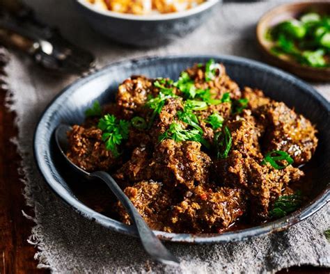 Beef rendang is a malaysian curry and is an extravagantly rich dish that is easy to prepare but takes time and patience to slow cook. Slow cooker beef rendang recipe | Australian Women's ...