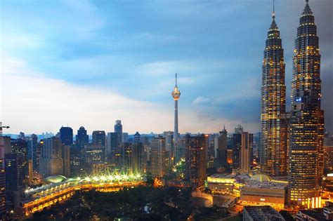Just in case y'all are wondering how tall 10 metres is, we actually made a chart to compare this one klcc lego model is similar to 5 and a half of henry goldings (he's 1.86m). KLCC Wallpapers - Wallpaper Cave