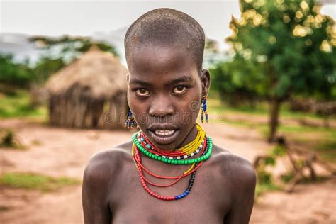 portrait d une jeune femme africaine dans son village photographie éditorial image du earrings