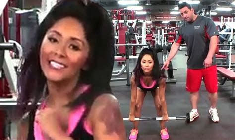 inside snooki s 50lb weight loss jersey shore star flexes her muscles and shows off her slim