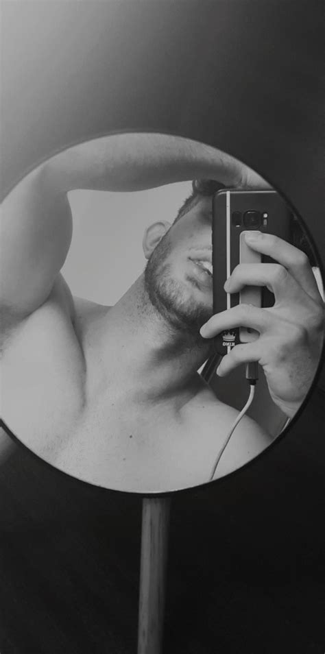 Mirror Selfies Round Mirrors Poses Instagram Posts Men Figure