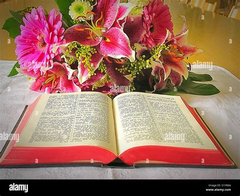 Biblia Abierta Con Flores Frescas En Un Blanco Textil Fotografía De
