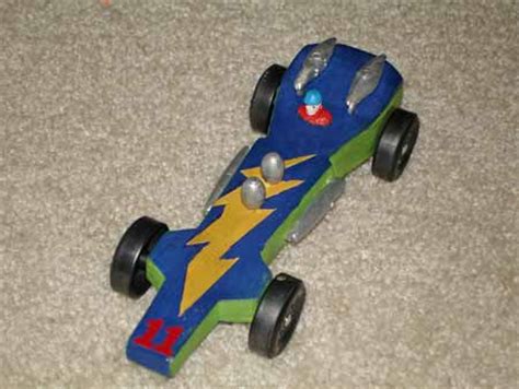 The cars race down a sloped track, propelled only by gravity. Pinewood Designs - Pinewood Derby Designs for your Car