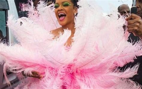 com vestido de penas rosas rihanna brilha no carnaval de barbados veja fotos celebridades ig