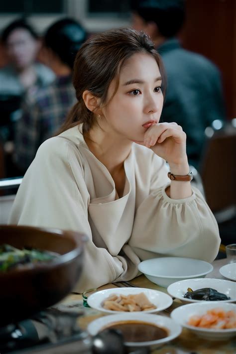 Shin Se Kyung Turns Into Hard Working Translator In Upcoming Drama “run