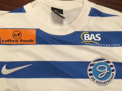 Het de graafschap thuisshirt heeft een onder deze vlag zien we de tekst: Nike nieuwe kledingsponsor De Graafschap vanaf 201 ...