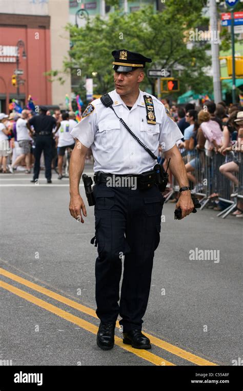 Nypd Captain Patrolling A New York City Street Stock Photo Alamy