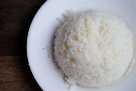 El arroz con leche es un postre a base de arroz muy elaborado en diferentes países del mundo, se puede preparar de la forma tradicional o inclusive hacerlo de forma sencilla en el microondas. Cómo preparar arroz en el microondas