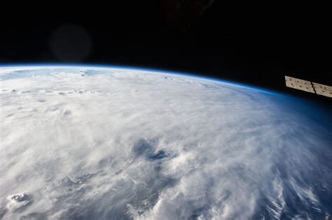 The current count orbiting our star: Nasa divulga imagens do Tufão Halong se aproximando do ...