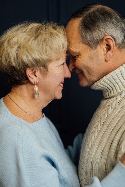 오래 된 부부 아내와 남편 미소의 초상화를 닫습니다 진한 파란색 배경 행복한 연인 프리미엄 사진