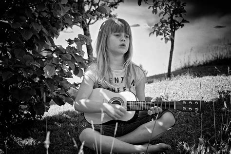 banco de imagens natureza pessoa música preto e branco menina fotografia violão modelo