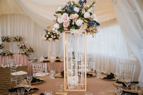 16 Tall Wedding Centerpieces That Are Simple Yet Classy