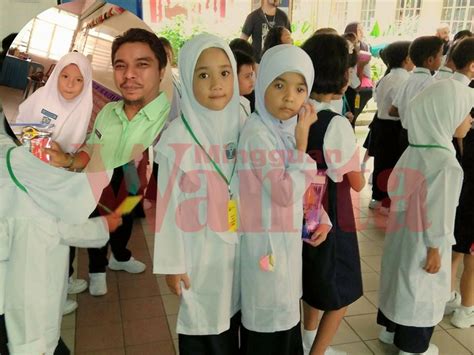 Ia mengerling ke arahku dengan wajah sendu. Pertama Kali Hantar Anak Manja Ke Sekolah, Ini Pesanan ...