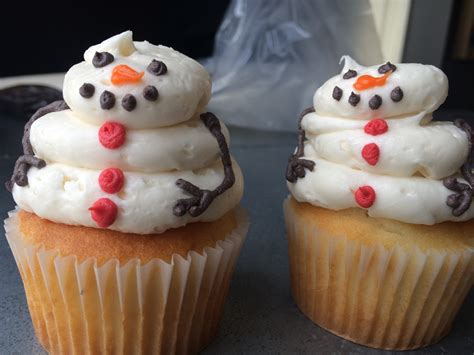 How To Make Adorable Snowmen Cupcakes For The Holidays