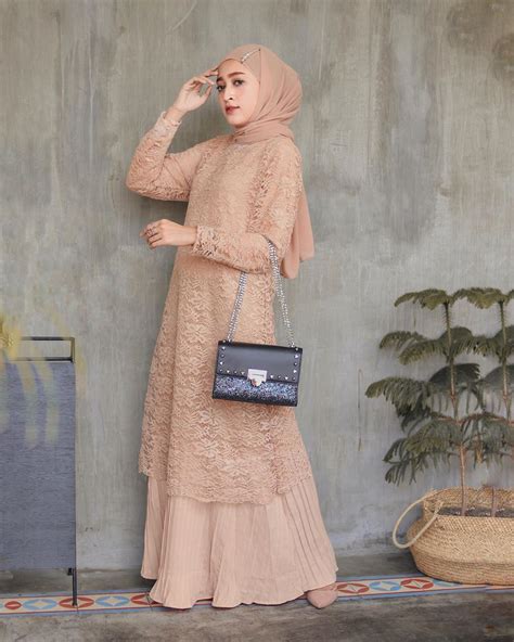 Warna monochrome sangat enak dilihat karena campuran warna terang dan gelap. Seviq Febinita di Instagram "Kondangan style again!😋 Dress cantik ini by @anjanaofficiall aaakkk ...