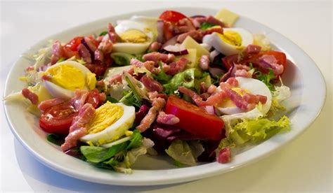 Salade aux lardons gruyère et oeufs