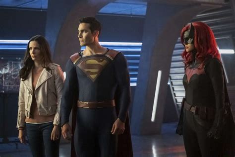Superman And Lois Reveals First Look At Tyler Hoechlins New Suit