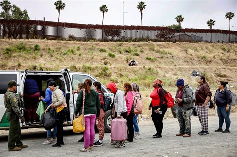 Mexicans Crossing The Border