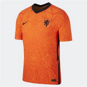 In dit oranje shirt zullen onze jongens aankomende zomer op jacht gaan naar de. Nederlands Elftal voetbalshirt EK 2020 uitgelekt ...