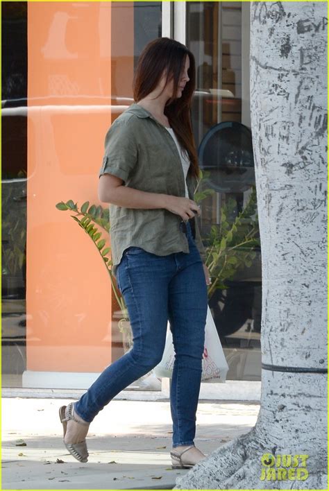 Photo Lana Del Rey Shows Off Her Midriff While Grabbing Lunch Photo Just Jared