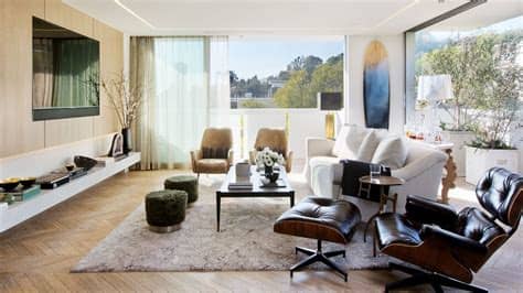 Cojines, alfombras, muebles, cuadros y mucho más. House Tour: Celebrity Designer Adam Hunter's Los Angeles ...