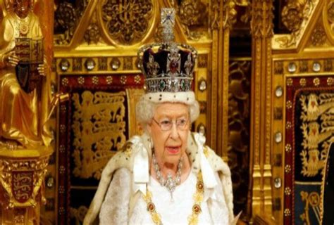 Regina Elisabetta Senza Pietà Al Via I Licenziamenti Del Suo Staff