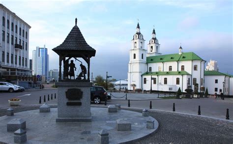 W handlu ludźmi mają bezpośrednio uczestniczyć. Zdjęcia: Plac Wolności, Mińsk, Unicka cerkiew Św. Ducha, z ...