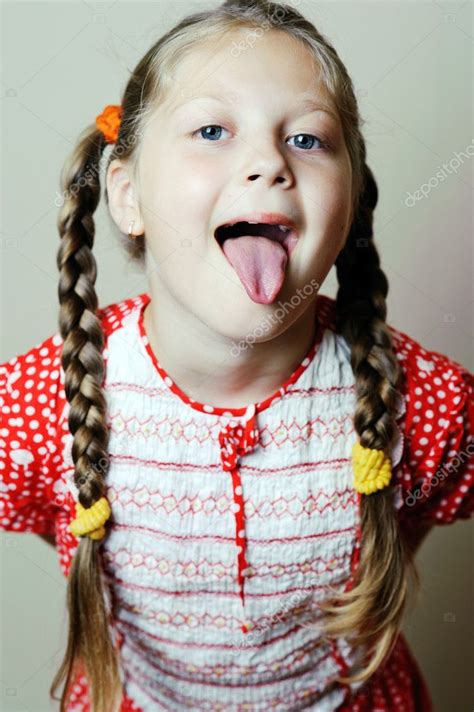 Kleines Mädchen In Rot Stockfotografie Lizenzfreie Fotos © Velkol