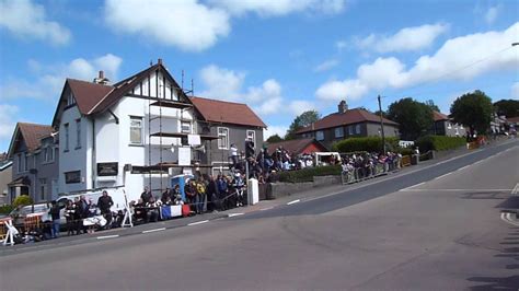 Června 2011 a obě akce konané na akce blue riband týdne tt race 2011 2011 senior tt byla zpožděna několik hodin po silné dešťové sprše v oblasti ramsey na horské dráze. Isle of Man TT 2011 Bray Hill - YouTube