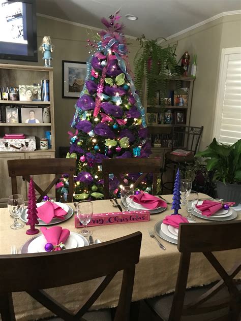 See more ideas about pink christmas, pink christmas tree, christmas. Pink and green Christmas table decor | Christmas table ...
