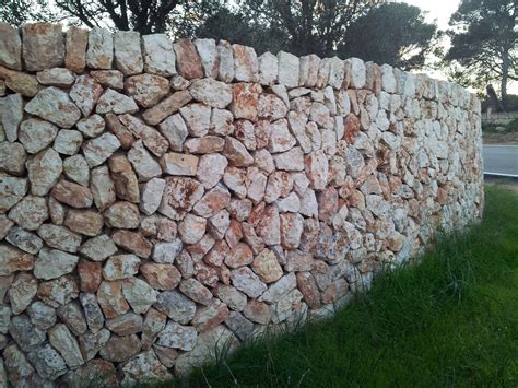 Muro Rústico De Piedra En Seco Con Encadenado También De Piedra Caliza