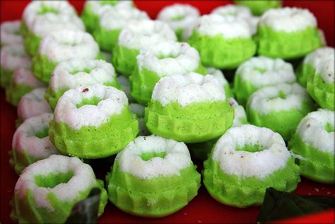 The nyonyas also claim some of these and they are known as. lidahbercabang.blogspot.com: Kuih Tradisional Favourite ...